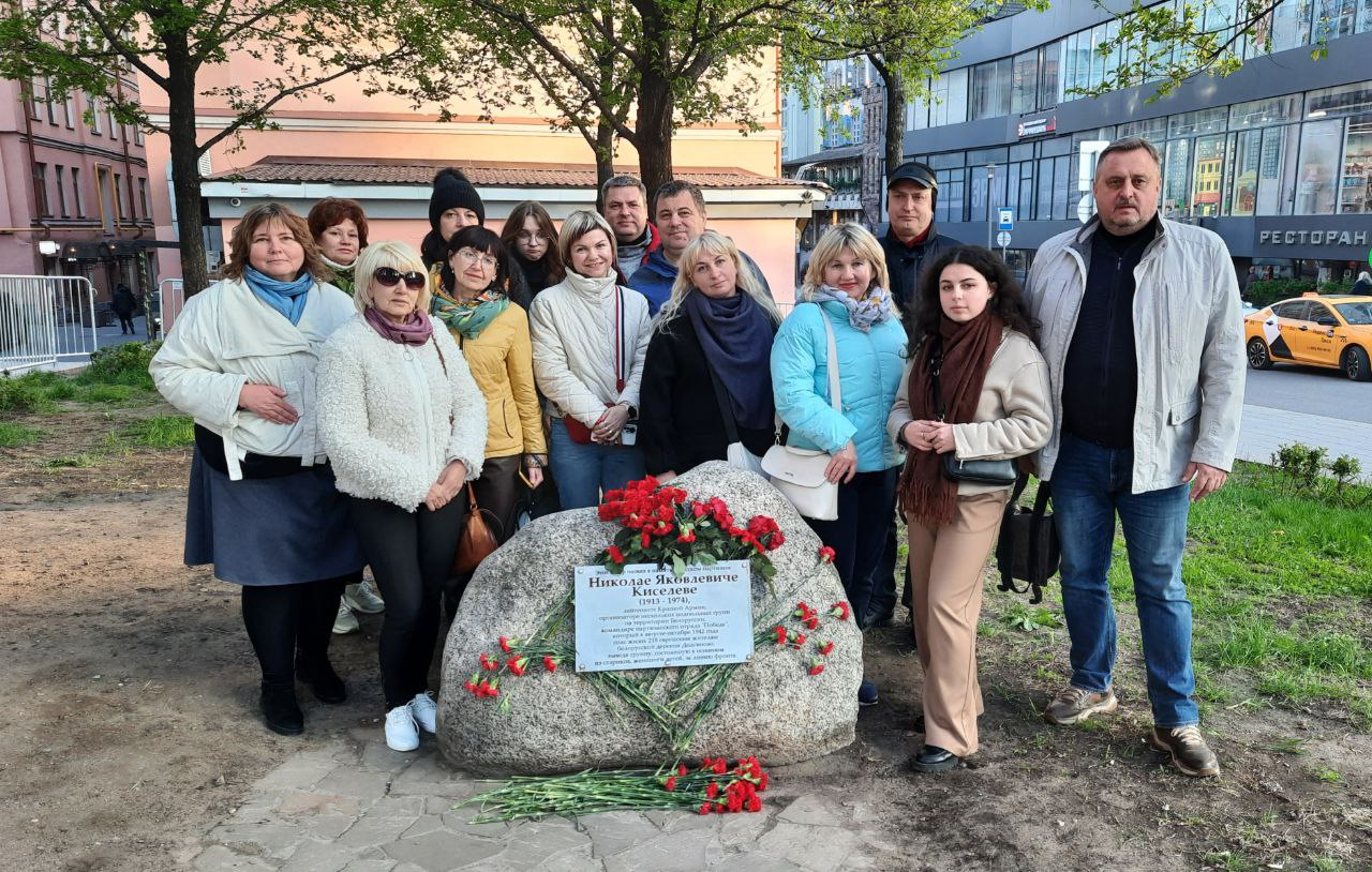 Участники экскурсионного тура «Дорогами Золотого кольца» почтили память  Николая Яковлевича Киселева - Новости - Союз юристов Беларуси